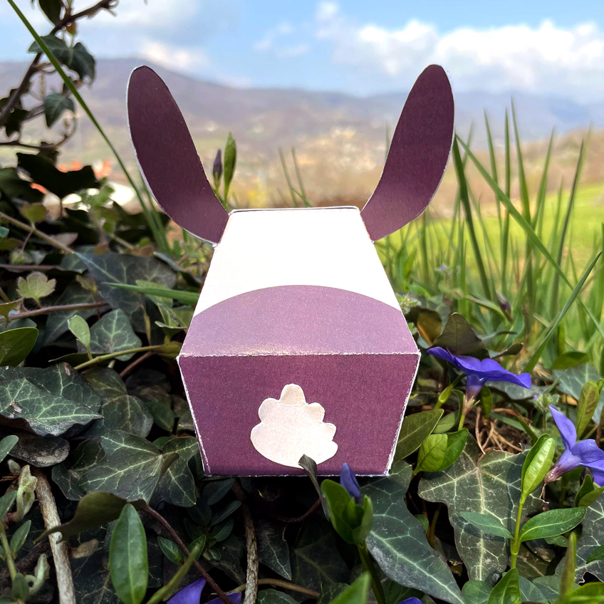 Foto di un tenero paper toy a forma di coniglio visto da dietro